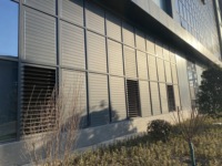 Panneau de clôture en aluminium à persiennes horizontales décoratives modernes OEM, clôture de sécurité en aluminium, persiennes extérieures en aluminium