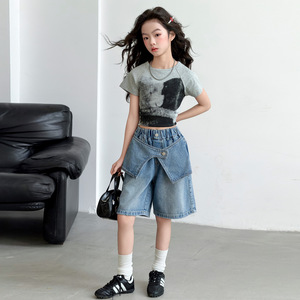 Completo due pezzi estivo 2026 per ragazza: T-shirt grigia a maniche corte con stampa + pantaloncini in denim patchwork (2 pz) - Product Image 3