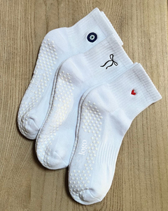 Fabrication <span class=keywords><strong>de</strong></span> chaussettes <span class=keywords><strong>de</strong></span> Pilates brodées <span class=keywords><strong>de</strong></span> conception d'arbre <span class=keywords><strong>de</strong></span> Noël Logo personnalisé Poignées antidérapantes Yoga Danse Ballet Chaussettes blanches Hommes Femmes - Product Image 5