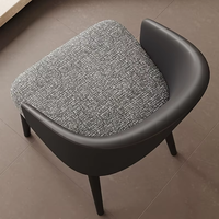 Chaise de salle à manger moderne rembourrée avec accoudoirs incurvés et pieds fins, structure en bois pour la maison, le bar et l'appartement