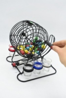 Jeu de boisson de tir de bingo et jeu de boisson de poker avec cage de bingo en métal et balles de couleur