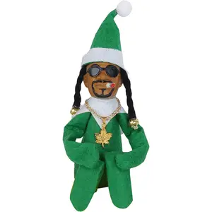 Xrh giáng sinh ELF đeo kính râm và cầm Snoop trên một điếu thuốc búp bê cúi xuống trên kệ đồ thủ công trang trí nhà búp bê