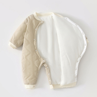 Combinaison matelassée pour bébé avec applique ours en peluche |   Combinaison rembourrée à col côtelé |   Beige et gris sauge hiver