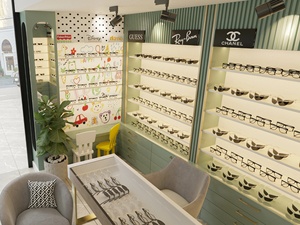 Vitrina Moderna para Exhibición de Gafas Engin Optik, Color Marrón Claro, Estantes Escalonados, Laminada, Rectangular, para Tiendas Minoristas - Product Image 4