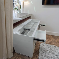 Coiffeuse moderne en bois blanc durable avec miroir de maquillage et panneau de rangement, design en verre trempé de 5 mm pour appartement et chambre à coucher