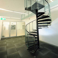 Escalier intérieur personnalisé haut de gamme avec marches en bois larges, main courante de sécurité, escalier en colimaçon moderne et technique
