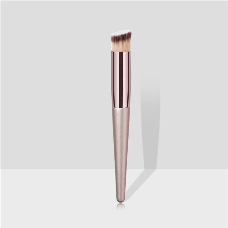 #4 pennello per fondotinta inclinato