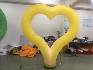 Coeur lumineux géant coloré arc-en-ciel pour décoration de soirée - Product Image 4