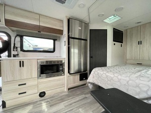 Autocaravana de Lujo Blanca USADA BARATA, Nueva 2023, Forest River Sunseeker, para 4-6 Personas, Emisión Euro 5, Carga Útil de 11000 kg - Product Image 3