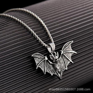 Collana con Ciondolo Pipistrello Gotico in Acciaio Inossidabile, Gioiello Pipistrello Vampiro, Accessorio Sportivo Unisex con Catena in Bambù - Product Image 3