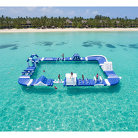 Grand parc aquatique gonflable flottant bleu et blanc, parcours d'obstacles aquatiques pour les lacs et les plages