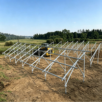 Supports solaires au sol personnalisés, structure de montage au sol en aluminium pour panneaux solaires photovoltaïques avec fondation à vis de terre