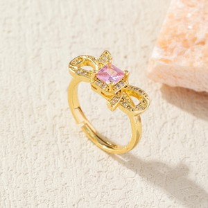 Anillo de cóctel chapado en latón para mujer con circonita cúbica rosa talla princesa, diseño de lazo, engaste pavé, banda ajustable, estilo glamuroso - Product Image 2
