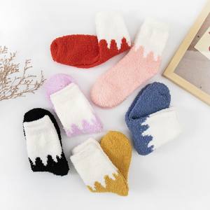 Chaussettes d'<span class=keywords><strong>hiver</strong></span> en laine imprimées de neige pour femmes et filles Chaussettes en peluche décontractées pour un usage quotidien - Product Image 4