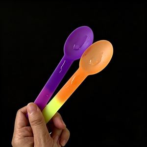 Cuillères magiques réutilisables en plastique recyclé à changement de couleur avec logo, pour fêtes et glaces, sans BPA, sans danger pour les aliments, résistantes aux hautes températures, compostables - Product Image 1