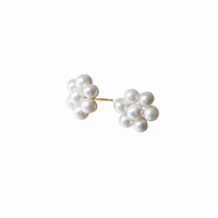 Boucles d'oreilles clous en perles d'eau douce naturelles, petites fleurs 4-5mm, design minimaliste élégant et polyvalent, motif floral pour femme