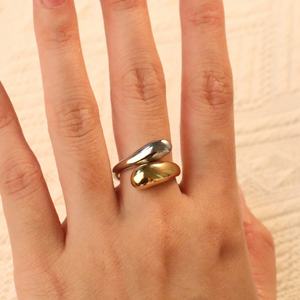 Anillos Gruesos de Acero Inoxidable de Dos Tonos, Joyería de Moda Nueva y Popular, Anillos de Dos Tonos Chapados en Oro de 18K PVD para Mujer, Venta al Por Mayor Personalizada - Product Image 1