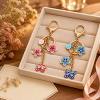 Set Gantungan Kunci Inisial Pink Biru, Liontin Bunga Kupu-kupu, Liontin Huruf Logam Emas, Gantungan Tas, Hadiah untuk Wanita dan Gadis, Grosir