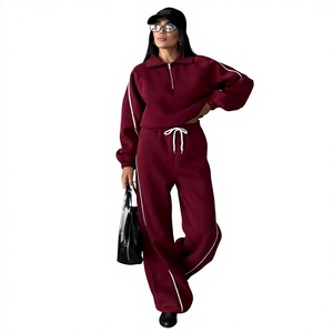 Ensemble de survêtement pour femme bordeaux avec accent de passepoil, col montant zippé, pull épais et pantalon de survêtement large assorti - Product Image 1