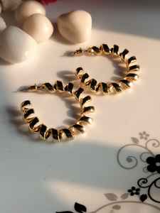 Pendientes de aro retorcidos modernos chapados en oro superventas con diseño hecho a mano para mujer - Product Image 4