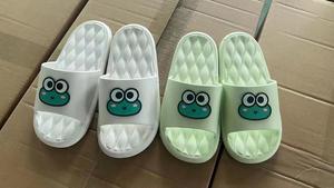 Fex15 Pantoufles grenouille de dessin animé Taille 36/37 38/39 40/41 Semelle extérieure antidérapante en EVA Tige en PVC Pour la maison - Product Image 3