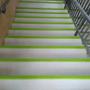 Profilés de nez de marche antidérapants modernes en PVC, bande de finition épaisse pour escaliers, <span class=keywords><strong>prix</strong></span> compétitifs, classe d'incendie B1, épaisseur 3mm/4mm - Product Image 3