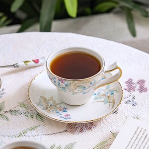 Taza y Platillo de Cerámica Estilo Pastoral - Juego de Tazas para Té de la Tarde con Diseño Floral de Bayas - Product Image 1