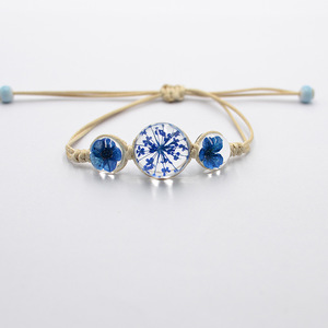 Pulseras de la amistad elásticas ajustables con cuentas hechas a mano, amuleto de la suerte con flores reales de resina de último diseño. - Product Image 4