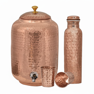 Grand distributeur d'eau antique en cuivre pur martelé avec bouteille et verre pour accessoire à boire - Product Image 1