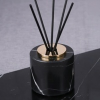 Diffuseur de parfum en marbre artisanal avec logo personnalisé STONEKOCC, parfum longue durée, design écologique et utilisation au bureau