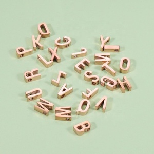Pendentifs et breloques personnalisés en gros, lettres, plaqué or 18 carats, acier inoxydable, breloques initiales DIY pour la fabrication de bijoux - Product Image 2