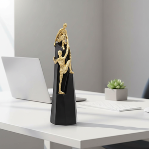 Sculpture Humaine Abstraite Dorée Grimpant, Figurine d'Art Moderne, Symbole de Succès et de Travail d'Équipe, Décoration pour Bureau et Maison - Product Image 1