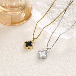 Collier pendentif trèfle à quatre feuilles <span class=keywords><strong>noir</strong></span> et blanc en acier inoxydable 316L plaqué or 18 carats avec diamants CZ double face pour femmes - Product Image 6