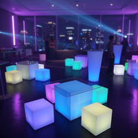 Ensemble de meubles LED personnalisés avec logo pour l'extérieur : tabourets de bar et ensemble de salon - Chaise cube, table et chaises pour fêtes en plein air, Noël et événements