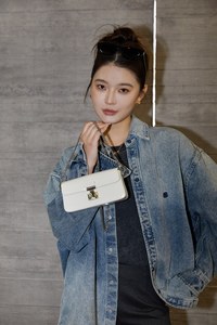 Pochette da Sera in Vera Pelle di Lusso per Donne, Borsa a Tracolla Strutturata di Design con Catena, Elegante Borsetta da Cerimonia - Product Image 3