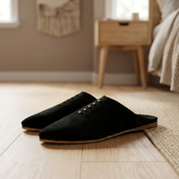 Babouches marocaines pour femmes en daim noir avec accents de perles, style mules