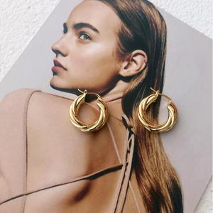 Orecchini a Cerchio Spessi Dorati Trendy per Donne, <span class=keywords><strong>Gioielli</strong></span> Antichi Placcati Oro, Design Intrecciato e Cavo - Product Image 4