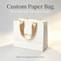 Sac cadeau en papier blanc de luxe personnalisé avec poignée en ruban de satin doré, logo estampé à chaud pour l'emballage de boutiques et de commerces de détail