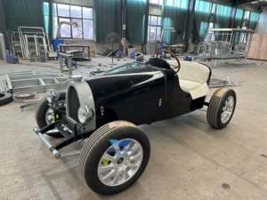 Coche clásico HYS de cuatro ruedas, maravilloso para hacer turismo. - Product Image 3