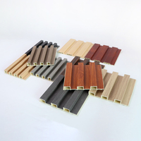 Panneaux muraux WPC de bonne qualité, panneaux muraux cannelés, panneaux WPC Lambrins pour la décoration intérieure