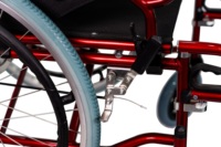 Fauteuil roulant léger en aluminium autopropulsé avec accoudoirs relevables, repose-pieds pivotants et frein d'assistance – Fournisseur OEM d'usine