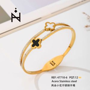 Bracciale in acciaio inossidabile con due piccoli fiori color oro, regolabile, gioiello alla moda per donna - Product Image 3