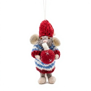 Ornement de Noël en feutre de laine traditionnel fait main, écologique et certifié, petite souris avec chapeau rouge et pull, tenant une boule, à suspendre au mur - Product Image 2