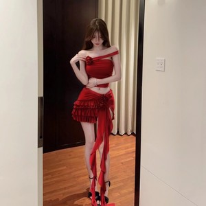 Haut court rouge asymétrique à volants et épaules dénudées, style 'Hot Girl Holiday', et jupe fleurie pour <span class=keywords><strong>femme</strong></span> - Product Image 4