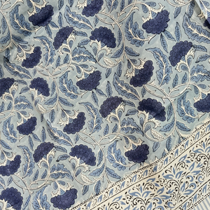 Nappe en coton imprimé grand bloc à main, gris doux, couverture de table d'automne et d'hiver, décoration de table à manger bohème, cadeau fait main pour la maison - Product Image 1