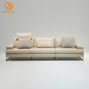 Sofá de Cuero Beige con Líneas Limpias, Base de Metal Plateado y Cojines Decorativos Tejidos, Comodidad Contemporánea para el Hogar y la Oficina - Product Image 3