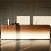 Comptoir de réception moderne éclairé avec dégradé brun et blanc, éclairage LED, comptoir d'accueil personnalisé de luxe pour salon, hôtel, bureau