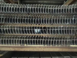 Profili in <span class=keywords><strong>alluminio</strong></span> industriali personalizzati tipi quadrati <span class=keywords><strong>dimensioni</strong></span> per applicazioni edilizie vari colori disponibili - Product Image 2