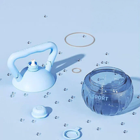 Bouteille d'eau en plastique OEM de 2200 ml/74 oz, design kettlebell, avec poignée ergonomique et couvercle à paille, sans BPA, pour l'entraînement de force