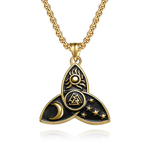 Collier vintage nordique avec nœud celtique triangulaire, pendentif mythologique Odin étoile lune soleil trinité en acier titane - Product Image 1